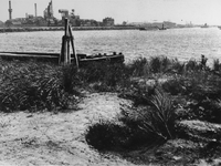 1968-3171 Merwehaven met op de achtergrond de gasfabriek aan de Keilehaven.