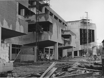 1968-460 Het Collegezalencomplex van de Nederlandse Economische Hogeschool aan de Laan van Woudestein.