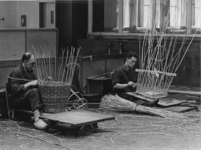 1968-569 Mandenmakers bezig met het vervaardigen van manden in de mandenmakerij van de Rotterdamse Blindeninrichting ...