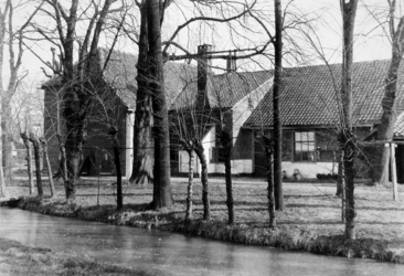 1968-685 Boerderij De Palmhoeve aan de Spangesekade/Delfshavense Schie. Links is de kade te zien langs de Schie.