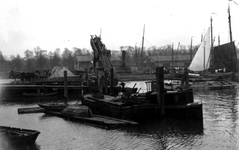 1968-687 Baggermolen en schepen in de Parkhaven. Op de achtergrond het Park.