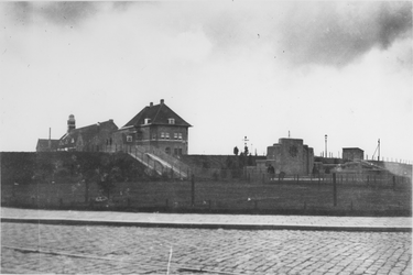 1968-693 Het Spiekmanmonument in het P.C. Hooftplein.