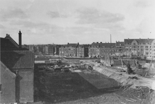 1968-694 De bouw van woonhuizen ten oosten van de Sint-Nicolaaskerk aan de Mathenesserdijk. Op de achtergrond het ...