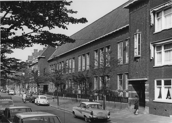 1968-759 Openbare school in de Nicolaas Beetsstraat bij De Genestetstraat.