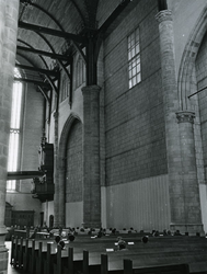 1968-9 Kerkdienst in het transept van de Sint-Laurenskerk.Rechts de muur die tijdens de restauratie het transept van ...