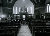 1968-925 Het zuidelijk transept in de Sint-Barbara kerk aan de Crooswijkseweg.