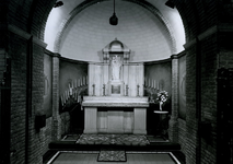 1968-926 Het Maria-altaar in het zuidelijk transept van de Sint-Barbara kerk aan de Crooswijkseweg.