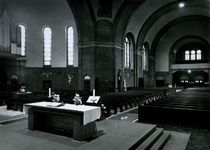 1968-927 Het hoofdaltaar in de Sint-Barbara kerk aan de Crooswijkseweg.