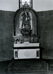 1968-928 Een altaar in het noordelijk transept van de Sint-Barbara kerk aan de Crooswijkseweg.