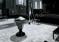 1968-929 Het doopvont in de Sint-Barbara kerk aan de Crooswijkseweg.