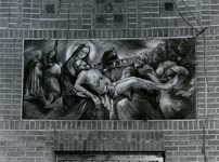 1968-932 De kruiswegstatie in de Sint-Barbara kerk aan de Crooswijkseweg.