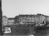 1968-981 Gezicht op het P.C. Hooftplein met rechts het Spiekmanmonument. Op de achtergrond links de Multatulistraat.
