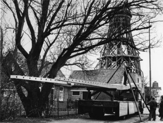 1969-1012 De bevestiging van roeden aan de molen 'De Ster' aan de Plaszoom.