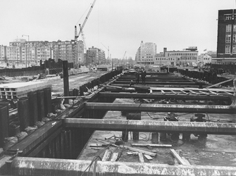 1969-1288 Werkzaamheden aan de Blaak in verband met de aanleg van de metro (lijn Centrum-Oost).Rechts op de achtergrond ...