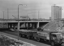 1969-1300 Viaduct aan de Abraham van Rijckevorselweg. Achtergrond rechts de NEH.