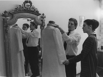 1969-1342 Modeontwerpers Marijke en Bert Nuhaan aan de Libanonweg.