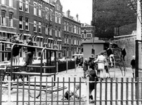 1969-1346 Kinderspeelplaats in de Korte Bajonetstraat.