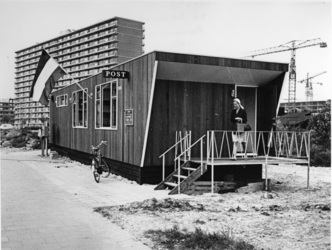 1969-1475 Een postcaravan aan de Stresemannplaats.