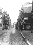 1969-1554 (Waarschijnlijk) De Bredestraat bij de kruising met de Goudsewagenstraat, gezien vanaf de Van Spaanstraat.
