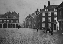 1969-1595 Het Van Hogendorpsplein met links stalhouderij Van der Kuylen, rechts daarvan de Baan.
