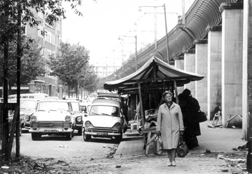 1969-1810 Marktkraampjes aan de Binnenrotte naast het spoorwegviaduct, gezien vanaf het Grotekerkplein.