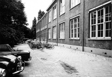 1969-1870 Binnenplaats van de Scholengemeenschap Wolf van Borsele in de Kogelvangerstraat, vanuit de Korte ...