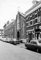 1969-1896-TM-1899 Gezichten in de Schietbaanstraat.Afgebeeld van boven naar beneden:-1896: Apostolische kerk op nummer ...