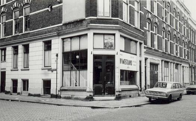 1969-1909 Gezicht op de Adrianadwarsstraat en de Adrianastraat (rechts).