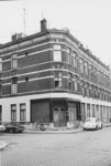 1969-1912 Hoekpand 47 aan de Bajonetstraat en de Adrianadwarsstraat (links).