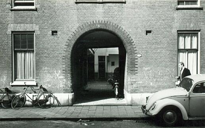 1969-1920 Gezicht op de Adrianastraat nummer 37.