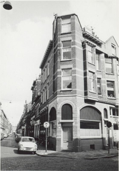 1969-1930 Gezicht op de Adrianastraat nummer 15, met links de Schietbaanstraat nummer 17.