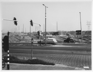 1969-2082 Kruispunt zuidelijke randweg A 15, de Groene Kruisweg, en de Vondelingenweg. Op de voorgrond de Groene Kruisweg.