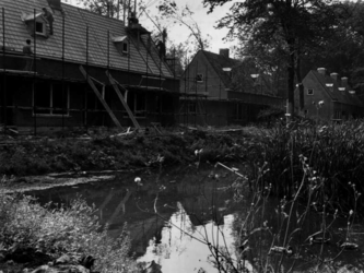 1969-2238 Bouw van 17 huisjes voor alleenstaande dames, van Kuyl's fundatie aan de 's-Gravenweg.