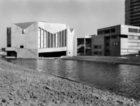 1969-2305 Nederlandse Economische Hogeschool aan de Burgemeester Oudlaan met voorplein met aula uit zuidwesten.