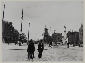 1969-2363-A De Coolsingel met in de achtergrond (van links naar rechts) molen De Hoop , het Calandmonument en het ...