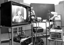 1969-2395 Audio-visueel documentatiecentrum in de Sint Augustinusschool aan de Gaffelstraat.
