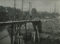 1969-259 De Buisbrug over de toegang tot de Buizenwaal. Op de achtergrond de Achterhaven.