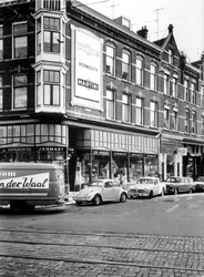 1969-2676-TM-2682 Gezichten in de Van Speykstraat.Afgebeeld van boven naar beneden:-2676: winkel Janmaat, op de hoek ...