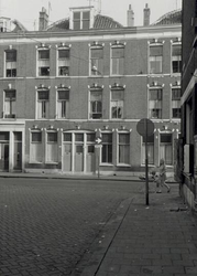 1969-2695 Gezicht op de Adrianastraat nummers 106-108 vanuit de Adrianadwarsstraat.