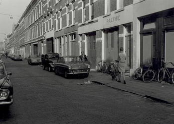 1969-2696 Gezicht op de Adrianastraat.