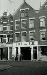 1969-2698 Gezicht op de Adrianastraat nummers 50-54 vanuit de Kogelvangerstraat.