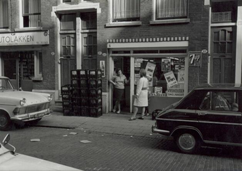 1969-2700 Gezicht op de Adrianastraat nummers 20 en 22.