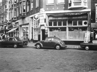 1969-2703 Gezicht in de West-Kruiskade bij de hoek van de Adrianastraat (rechts)