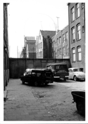 1969-2897 Hofje achter de Gouvernestraat nummer 78.