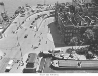 1969-445 Het Bolwerk, de Jan Kuitenbrug (voorgrond) en rechts de Hertekade en de oprit van de Willemsbrug, gezien vanaf ...