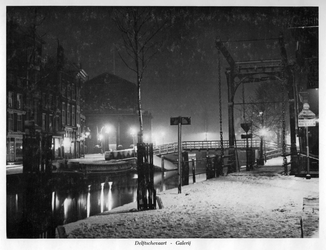 1969-452 De Delftsevaart - Galerij, rechts de Stokvisbrug.Links het Haagseveer, op de achtergrond de Galerijbrug en de ...