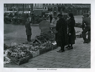 1969-454 Bloemenmarkt op de Goudsesingel.