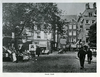 1969-457 De Grotemarkt, gezien in de richting van de Wijde Marktsteeg, op de achtergrond de Sint-Laurenskerk.