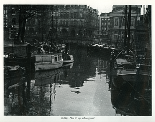 1969-468 De Kolk.Op de achtergrond links Plan C, rechts Station Beurs.