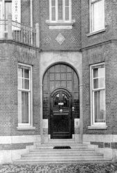 1969-521 Ingang van een hoekhuis aan de westzijde van de Heemraadssingel.
